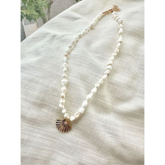 No Brand Jewelry - Seashell and clamshell summertime necklace ￼